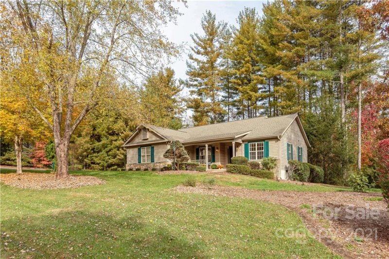 Property image 2 at 402 Pine Bark Lane, Hendersonville, NC 28739