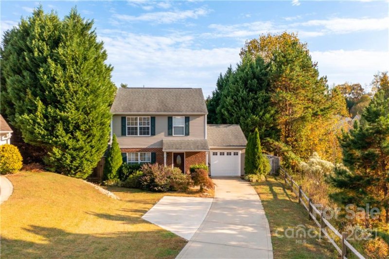 Property image 2 at 2025 Robanna Court, Charlotte, NC 28214