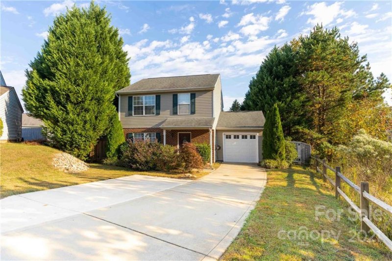 Property image 3 at 2025 Robanna Court, Charlotte, NC 28214