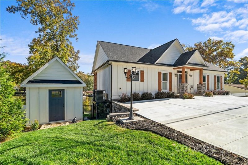 Property image 2 at 808 Berry Hill Drive, Norwood, NC 28128