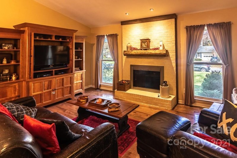 Property image 5 at 10 Marlwood Court, Asheville, NC 28787