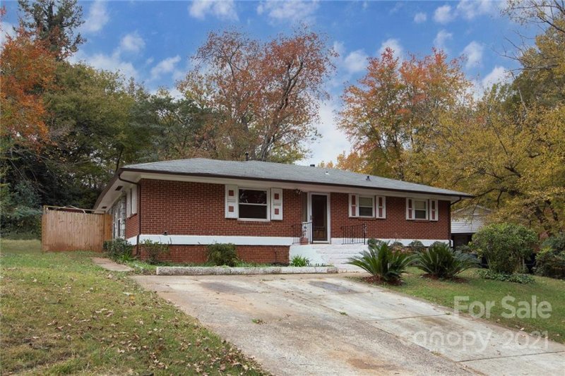 Property image 2 at 627 Wilbrown Circle, Charlotte, NC 28217