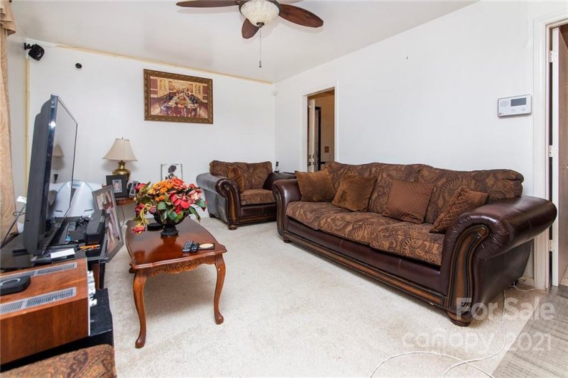 Property image 4 at 627 Wilbrown Circle, Charlotte, NC 28217