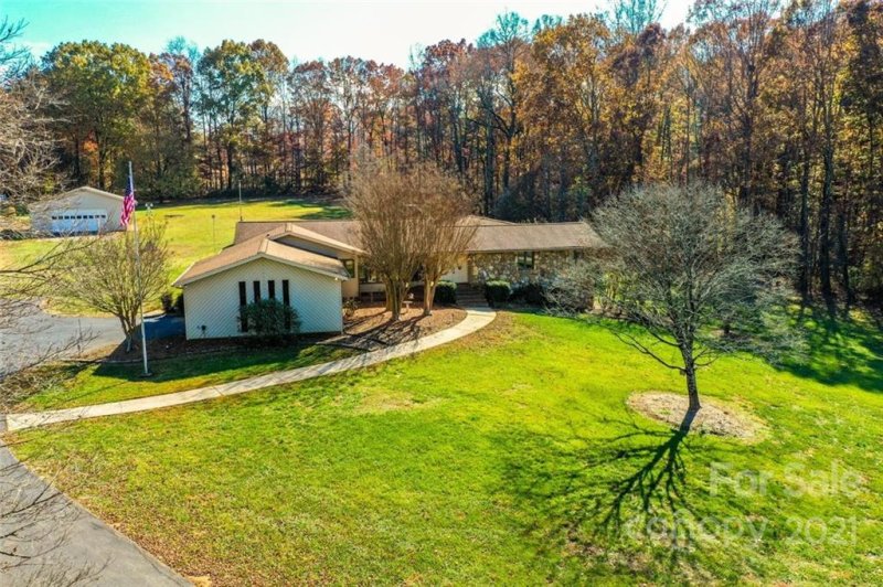 1109 Rolling Green Drive