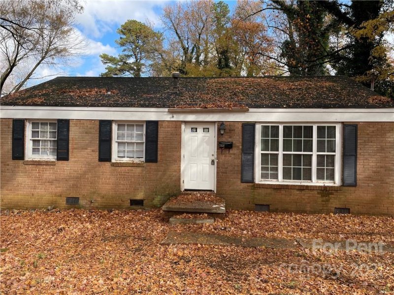 2818 Ravencroft Drive