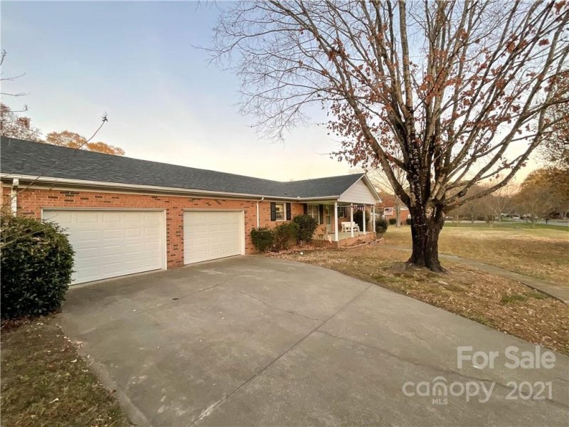 Property image 2 at 625 Catawba Circle, Matthews, NC 28104