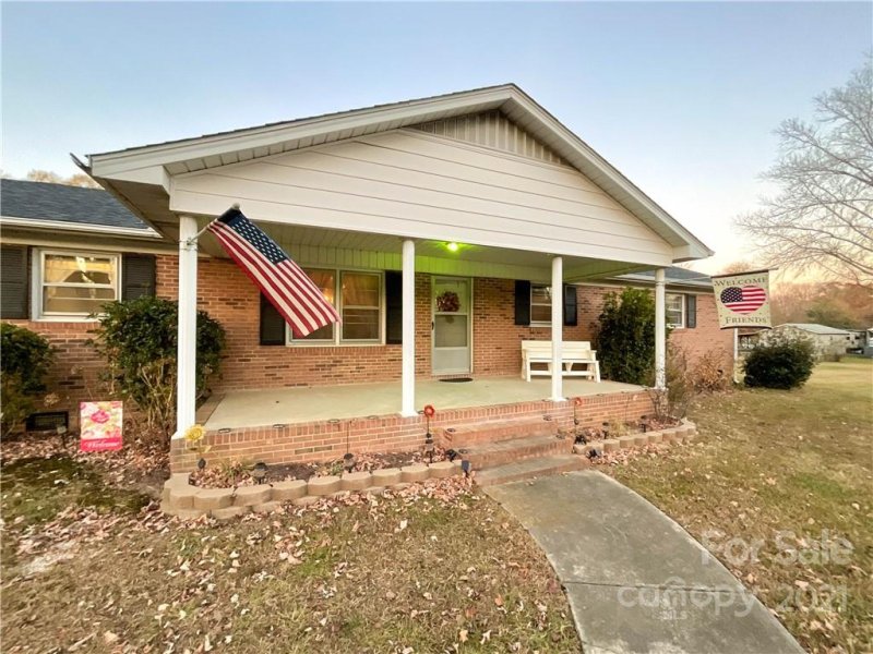 Property image 3 at 625 Catawba Circle, Matthews, NC 28104