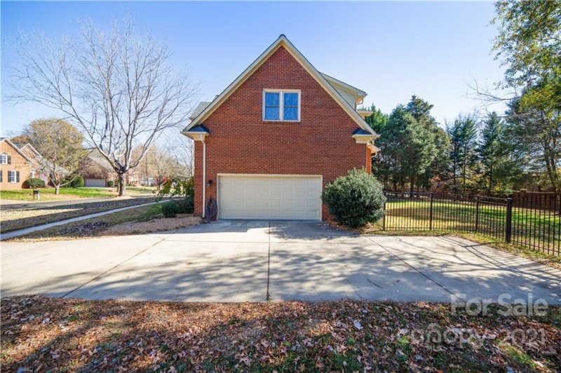 Property image 3 at 10901 Megwood Drive, Charlotte, NC 28277