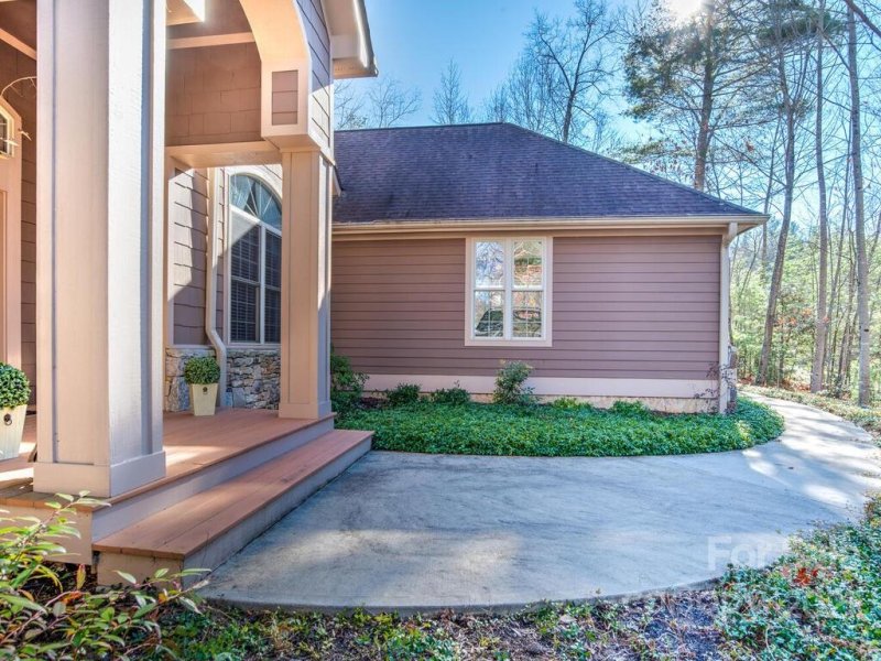 Property image 3 at 15 S Kuykendall Court, Hendersonville, NC 28739