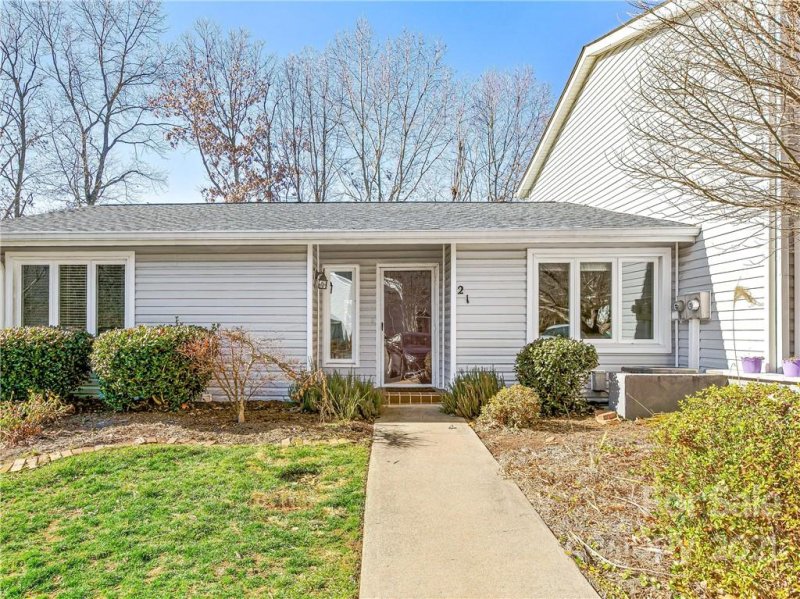 Property image 2 at 21 Hollybrook Drive, Asheville, NC 28803