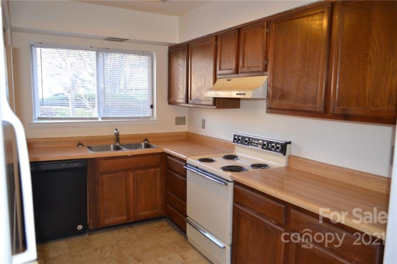 Property image 2 at 819 Sardis Cove Drive, Charlotte, NC 28270