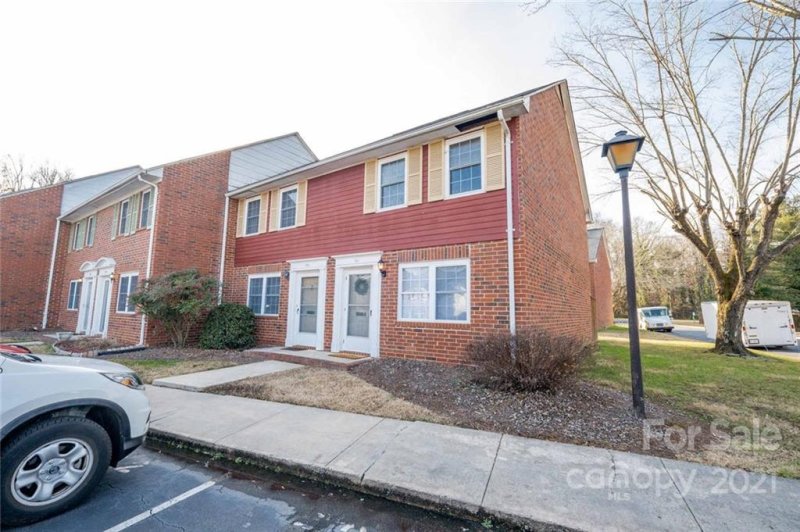 1300 Larchmont Place