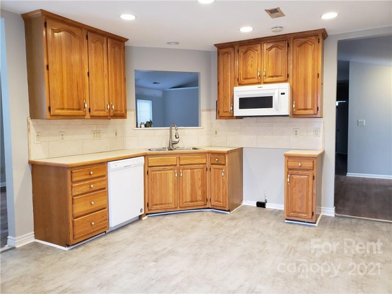 Property image 4 at 4716 Maple Knoll Avenue, Charlotte, NC 28212