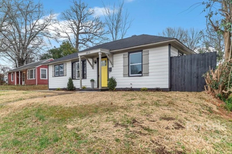 Property image 2 at 2012 Double Oaks Road, Charlotte, NC 28206