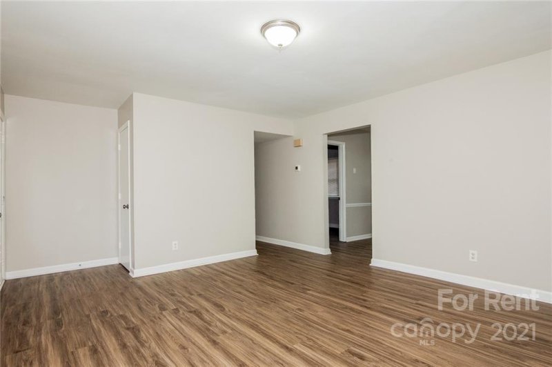 Property image 4 at 800 Milan Road, Charlotte, NC 28216