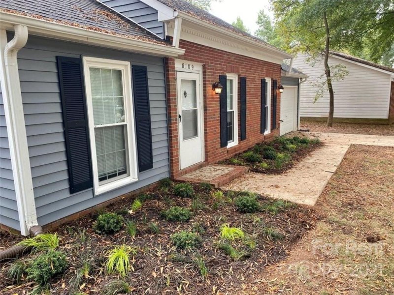 Property image 3 at 8109 Meadowdale Lane, Charlotte, NC 28227