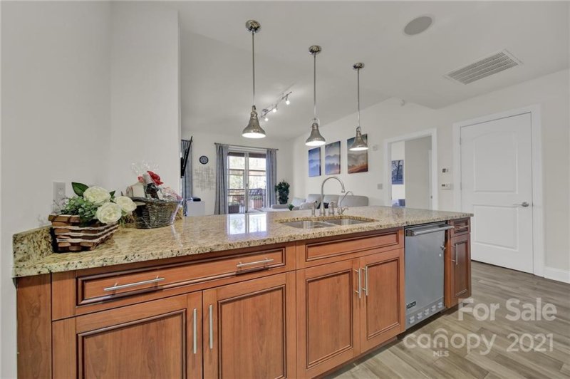 Property image 4 at 701 Royal Court, Charlotte, NC 28202