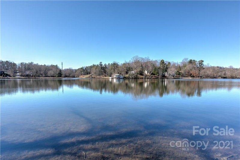 Property image 2 at 912 N Lakeside Drive, Hendersonville, NC 28739