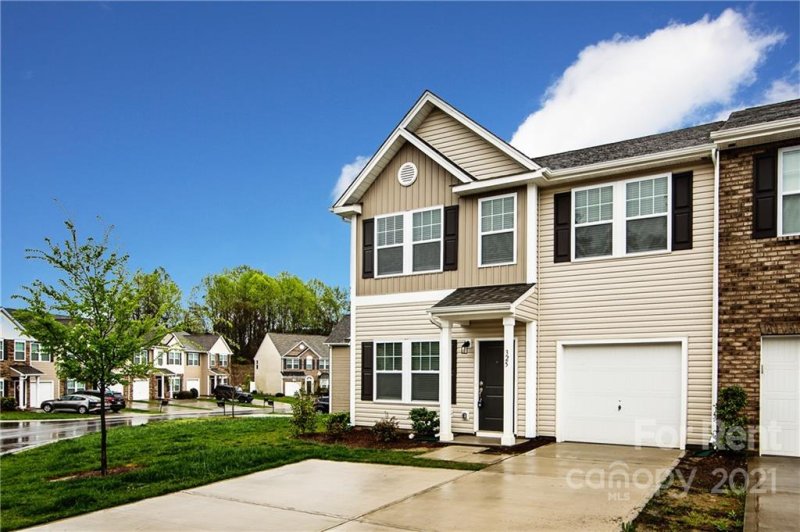 Property image 3 at 325 Battery Circle, Clover, SC 29710