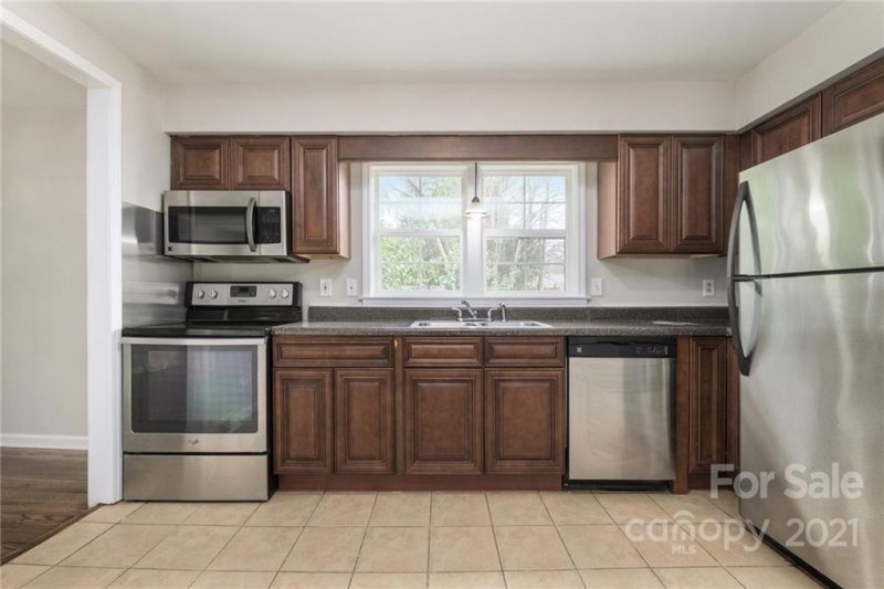 Property image 5 at 5600 Cherrycrest Lane, Charlotte, NC 28217