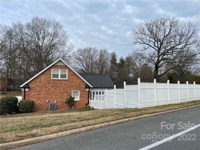 Property image 2 at 1036 Nottingham Drive, Gastonia, NC 28054
