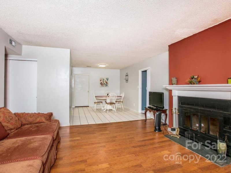 Property image 5 at 207 Scottlynn Drive, Asheville, NC 28806