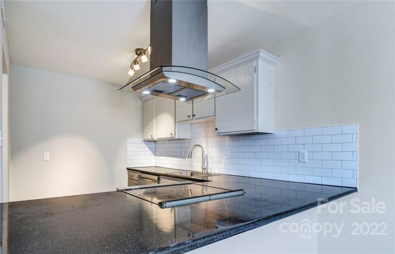 Property image 2 at 1615 Merry Oaks Road, Charlotte, NC 28205