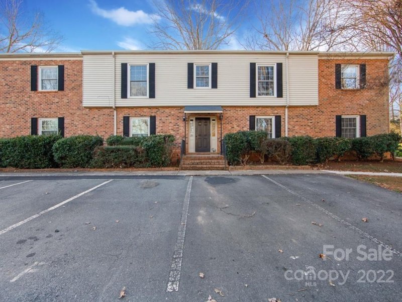 5927 Quail Hollow Road