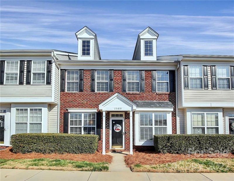 7589 Bluff Point Lane