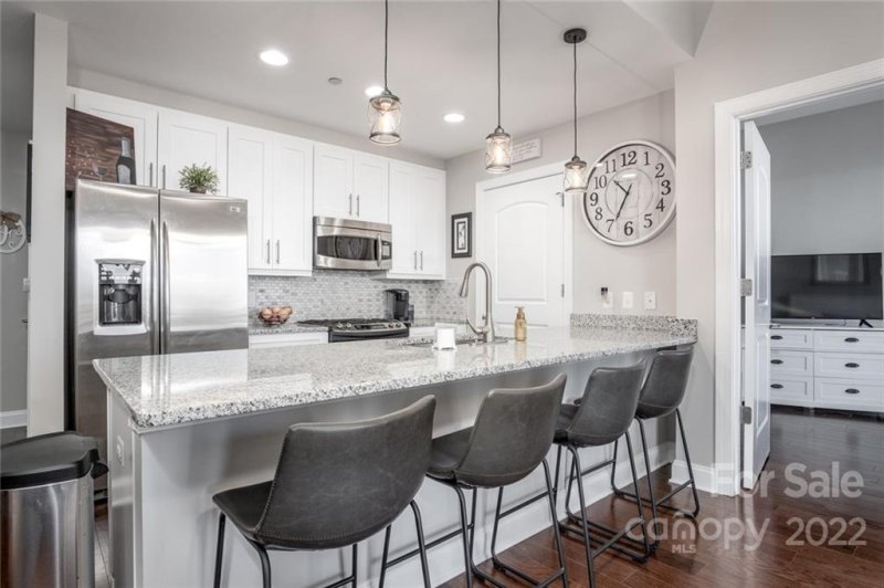 Property image 2 at 701 Royal Court, Charlotte, NC 28202