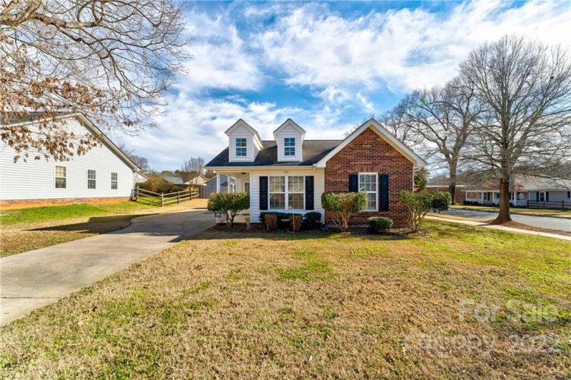 Property image 2 at 300 Llewellyn Street, Belmont, NC 28012