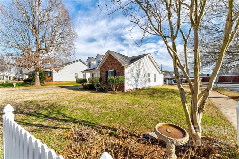 Property image 3 at 300 Llewellyn Street, Belmont, NC 28012