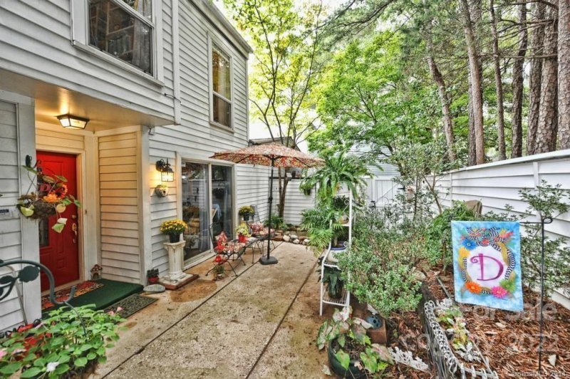 7107 Stonington Lane