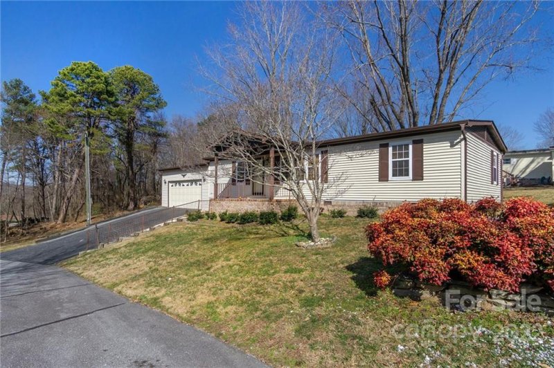 Property image 3 at 404 Deerfield Court, Hendersonville, NC 28792