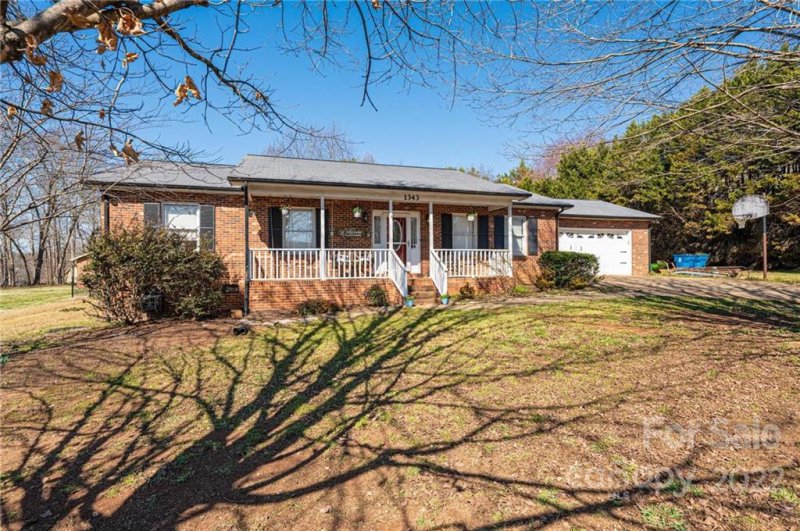 Property image 2 at 1343 Hidden Creek Circle, Hickory, NC 28602