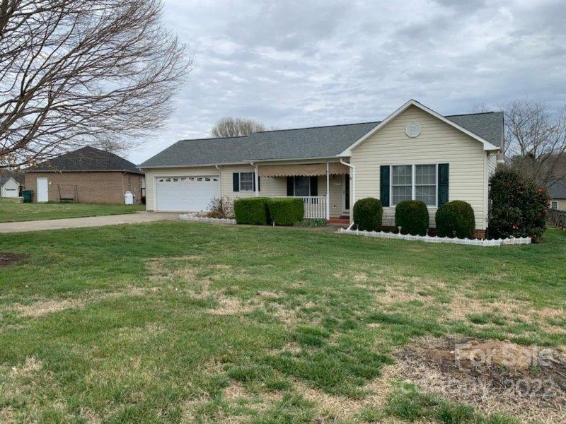 Property image 2 at 1425 Farmington Hills Drive, Conover, NC 28613