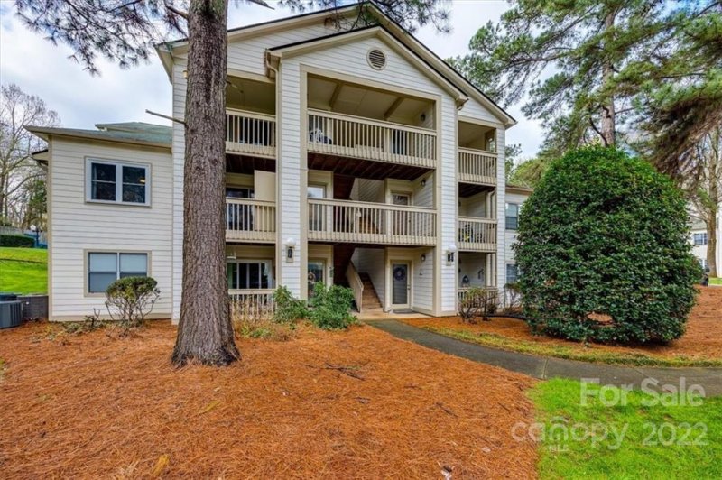 1041 Churchill Downs Court