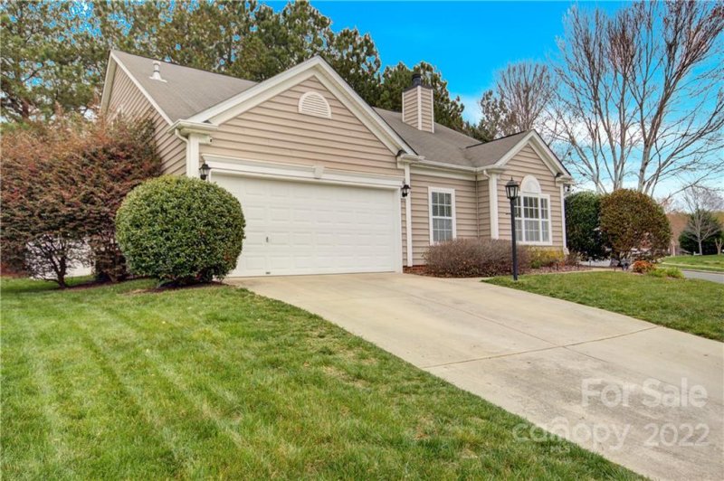 Property image 2 at 6533 Falls Lake Drive, Charlotte, NC 28270