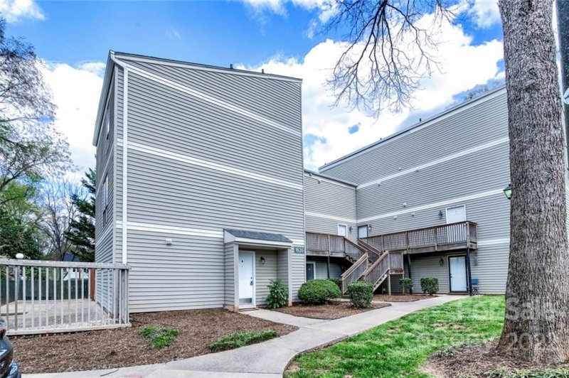 Property image 3 at 1635 Merry Oaks Road, Charlotte, NC 28205