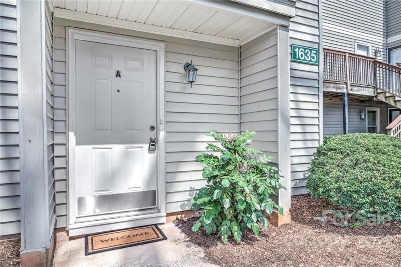 Property image 4 at 1635 Merry Oaks Road, Charlotte, NC 28205