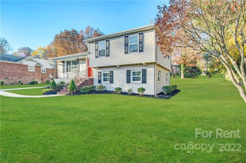 Property image 2 at 2531 Tanglebrook Lane, Charlotte, NC 28216