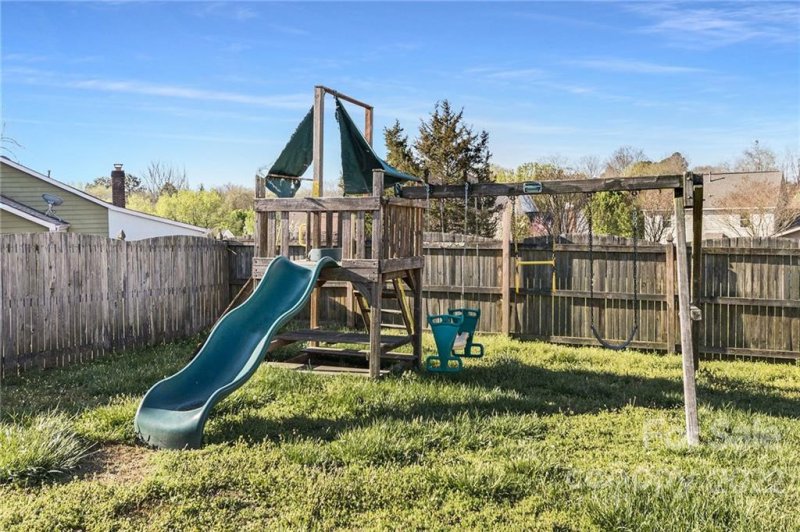 Property image 2 at 7111 Midlothian Court, Charlotte, NC 28217