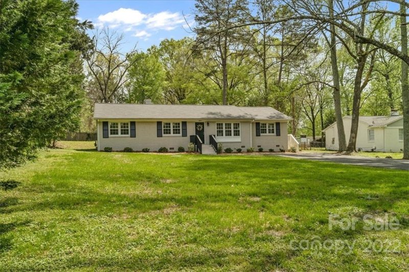 Property image 2 at 2011 Pinebrook Circle, Charlotte, NC 28208