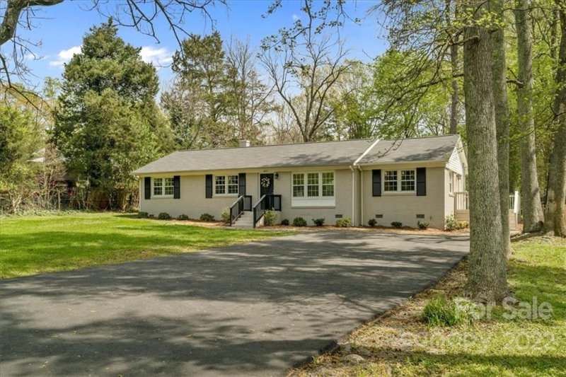 Property image 3 at 2011 Pinebrook Circle, Charlotte, NC 28208