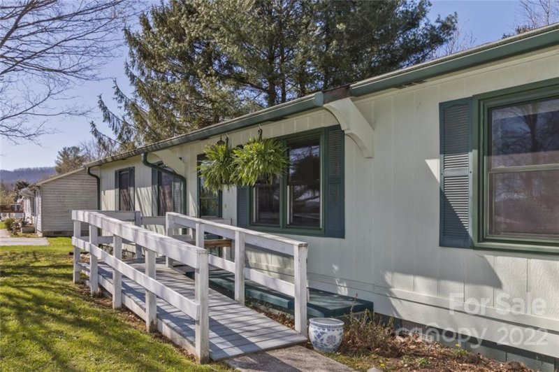 Property image 2 at 34 E Silverleaf Drive, Hendersonville, NC 28739