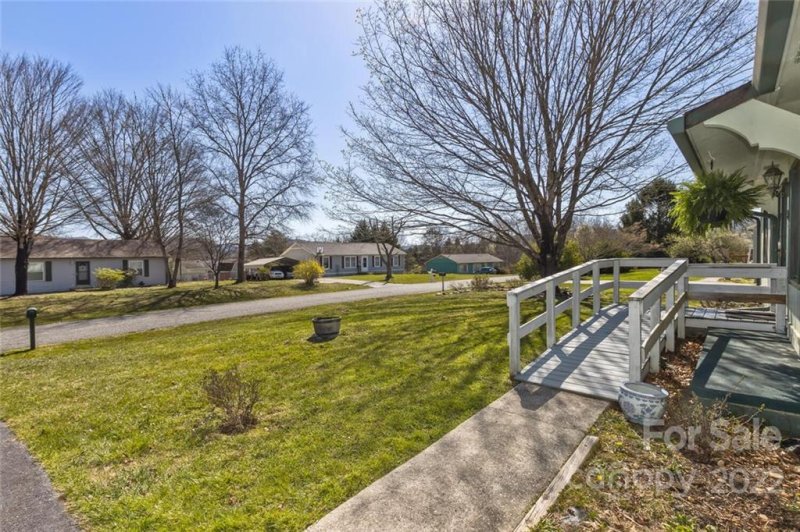 Property image 4 at 34 E Silverleaf Drive, Hendersonville, NC 28739