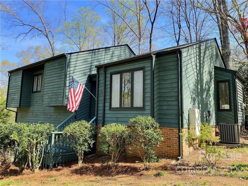 707 Knollwood Court