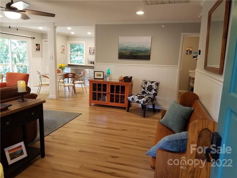 Property image 2 at 110 Virginia Avenue, Hendersonville, NC 28739