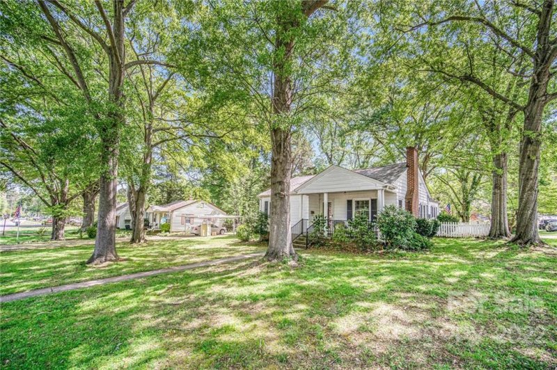 Property image 2 at 302 Oakdale Street, Gastonia, NC 28054