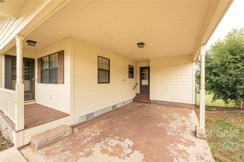 Property image 3 at 2124 27th Avenue Drive, Hickory, NC 28601